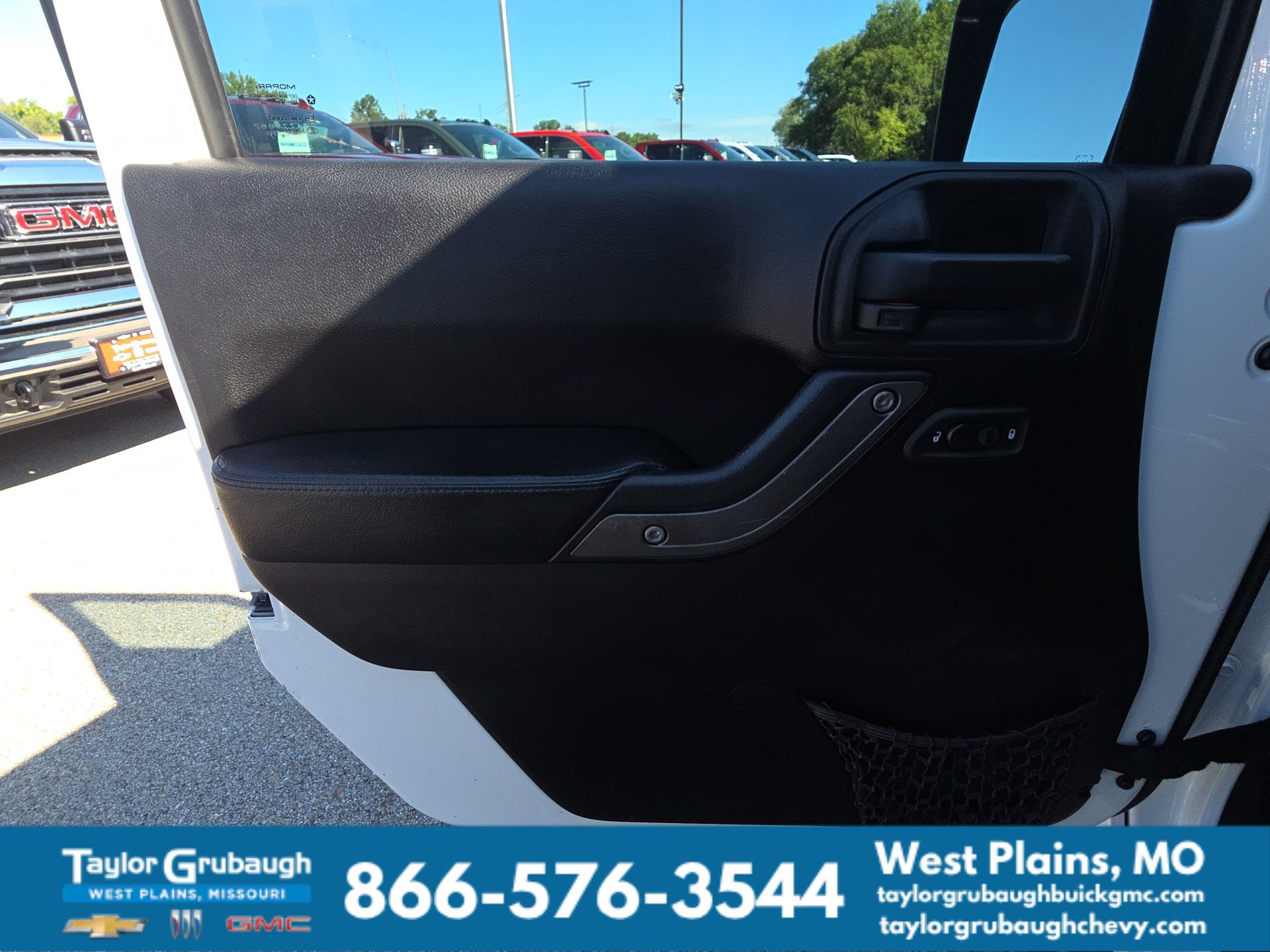 Used 2013 Jeep Wrangler Unlimited Sahara AWD/4WD image 12