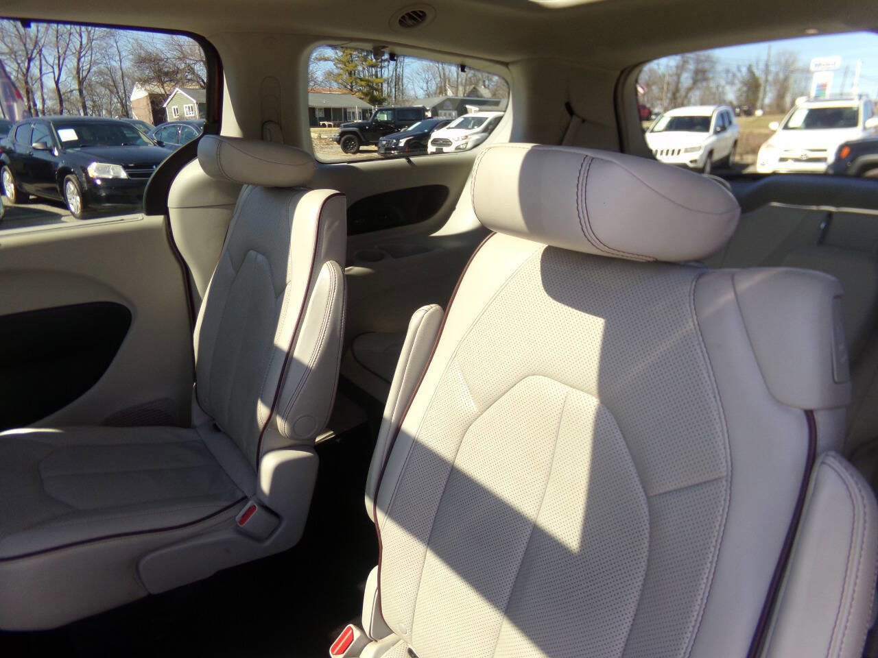 Used 2017 Chrysler Pacifica Limited image 31