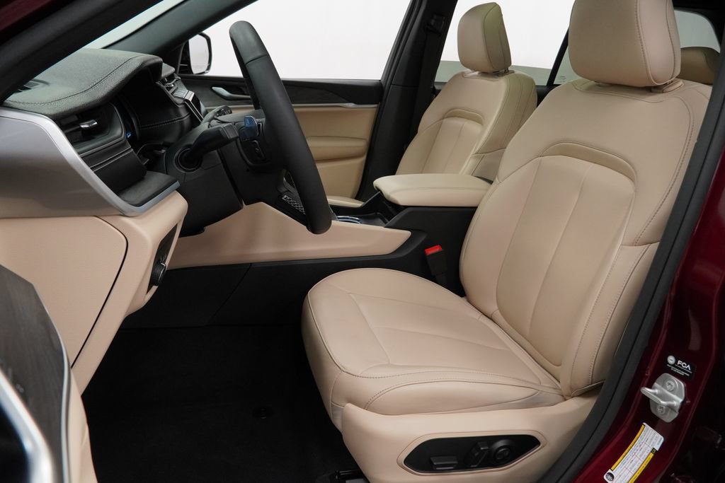 Certified 2025 Jeep Grand Cherokee Limited AWD/4WD image 16
