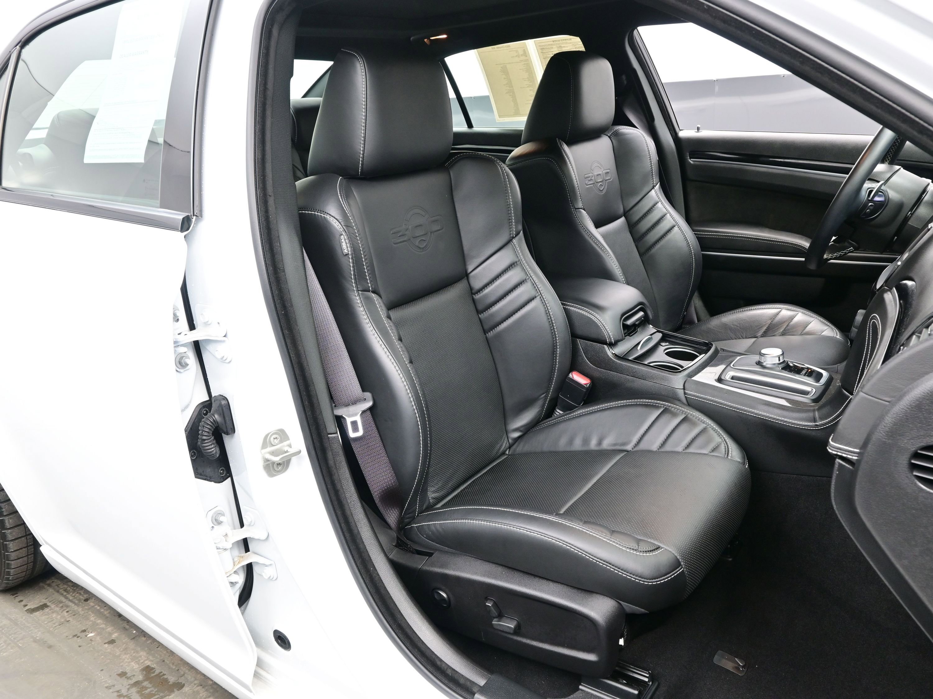 Used 2023 Chrysler 300 C image 14