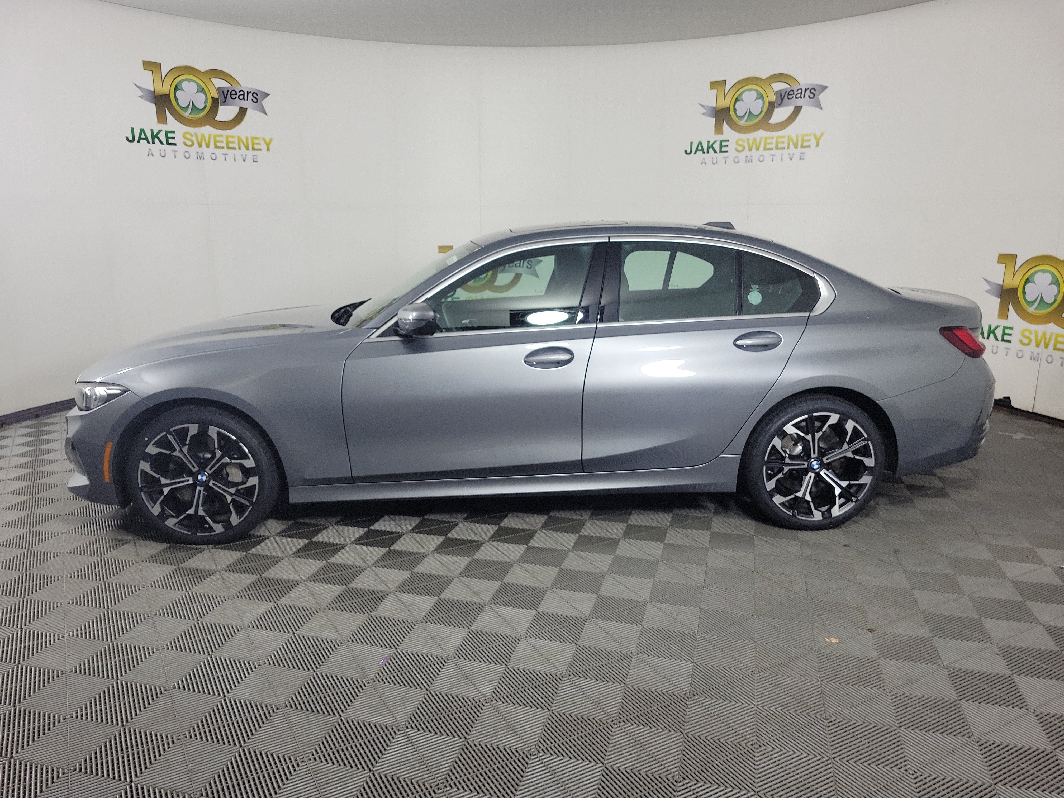 Certified 2025 BMW 330i xDrive Sedan w/ Premium Package AWD/4WD image 4