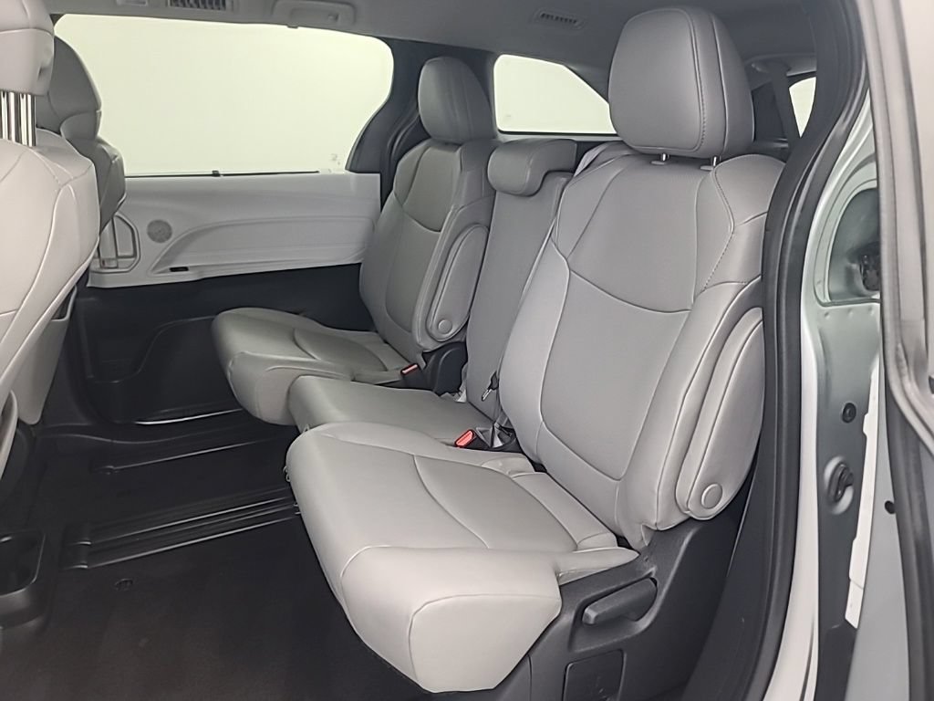 Used 2025 Toyota Sienna XLE FWD image 21