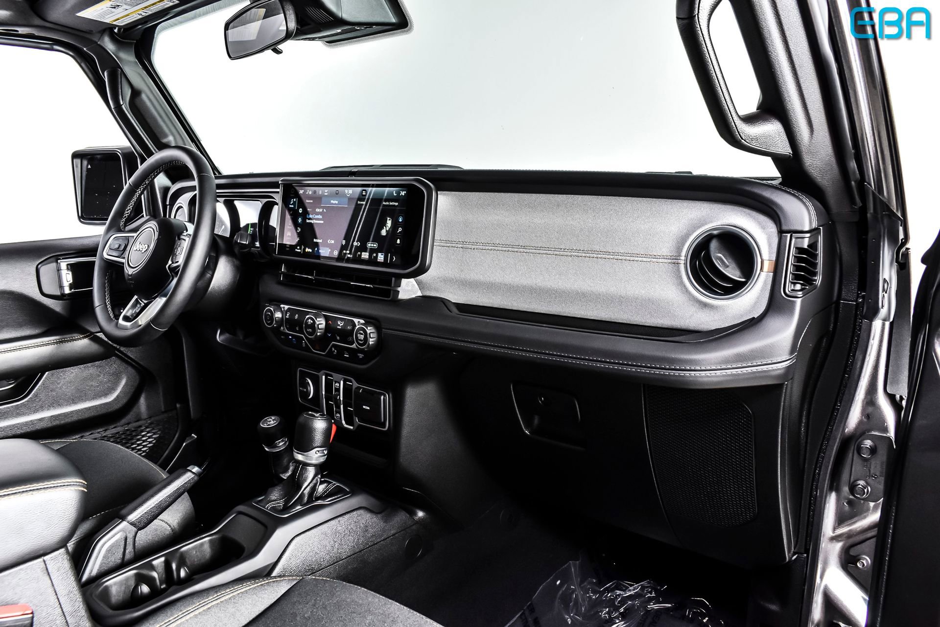 Used 2025 Jeep Wrangler Unlimited Sahara w/ Safety Group image 24