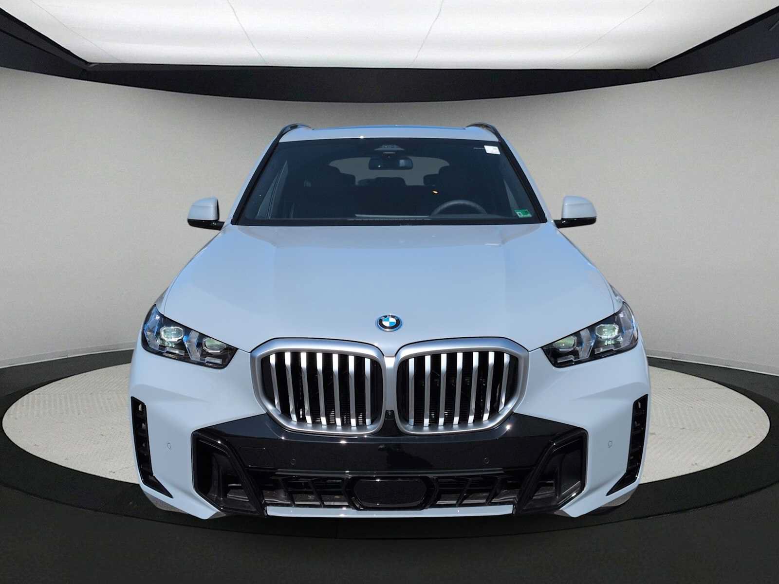 Used 2026 BMW X5 xDrive50e w/ M Sport Package AWD/4WD image 3