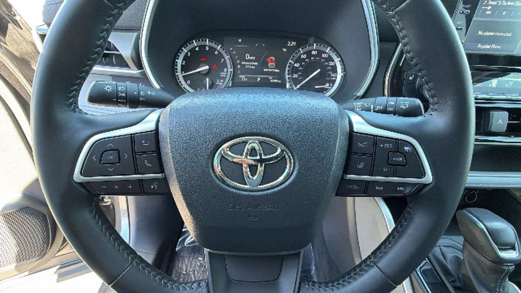 Used 2022 Toyota Highlander XLE AWD/4WD image 18