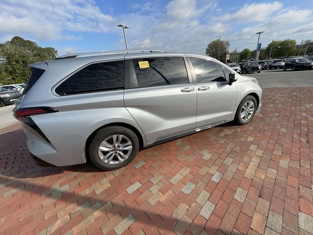 Used 2021 Toyota Sienna Limited image 22