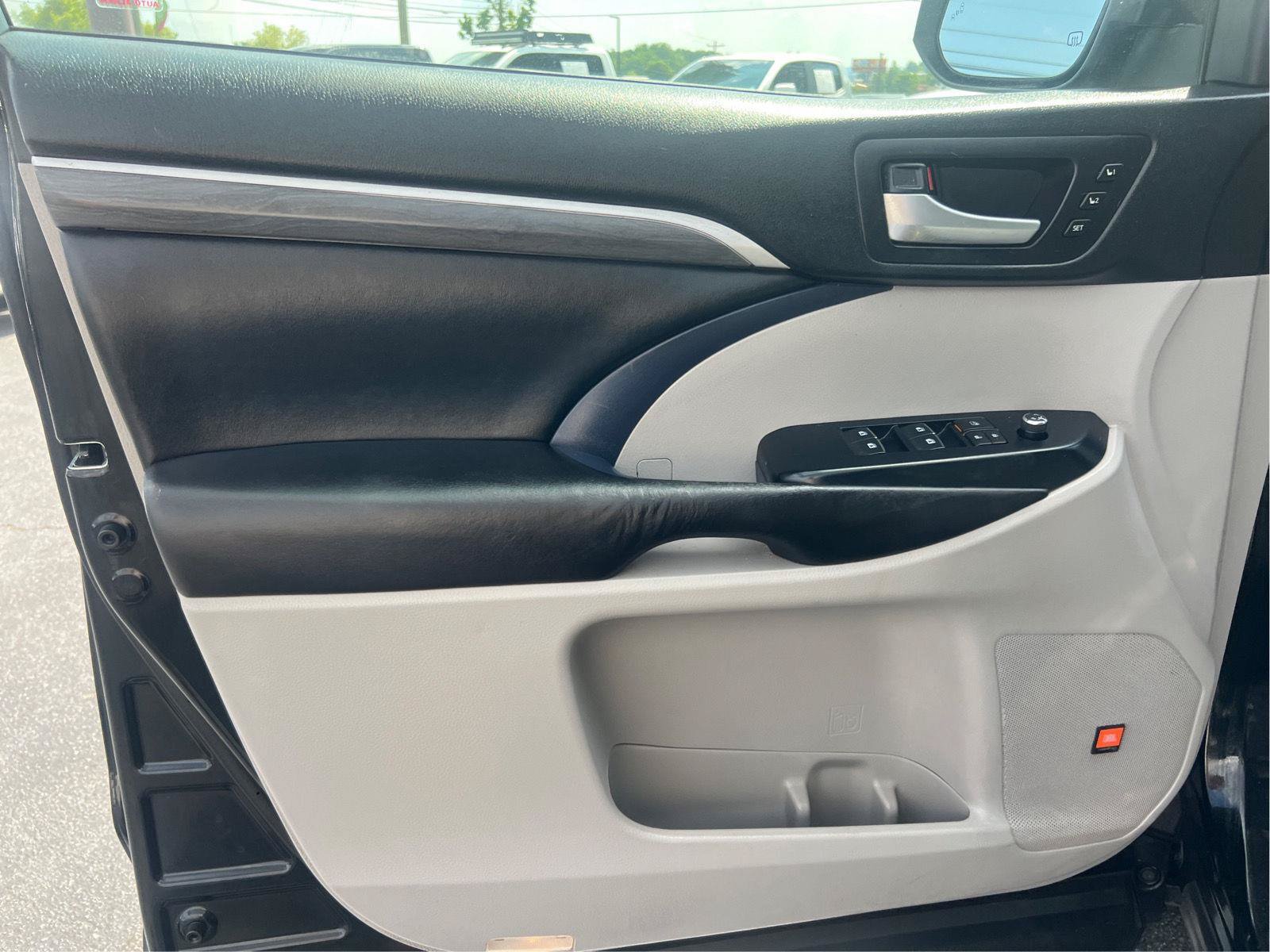 Used 2019 Toyota Highlander Limited AWD/4WD image 17