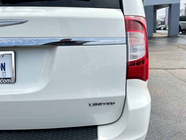 Used 2012 Chrysler Town & Country Limited image 10