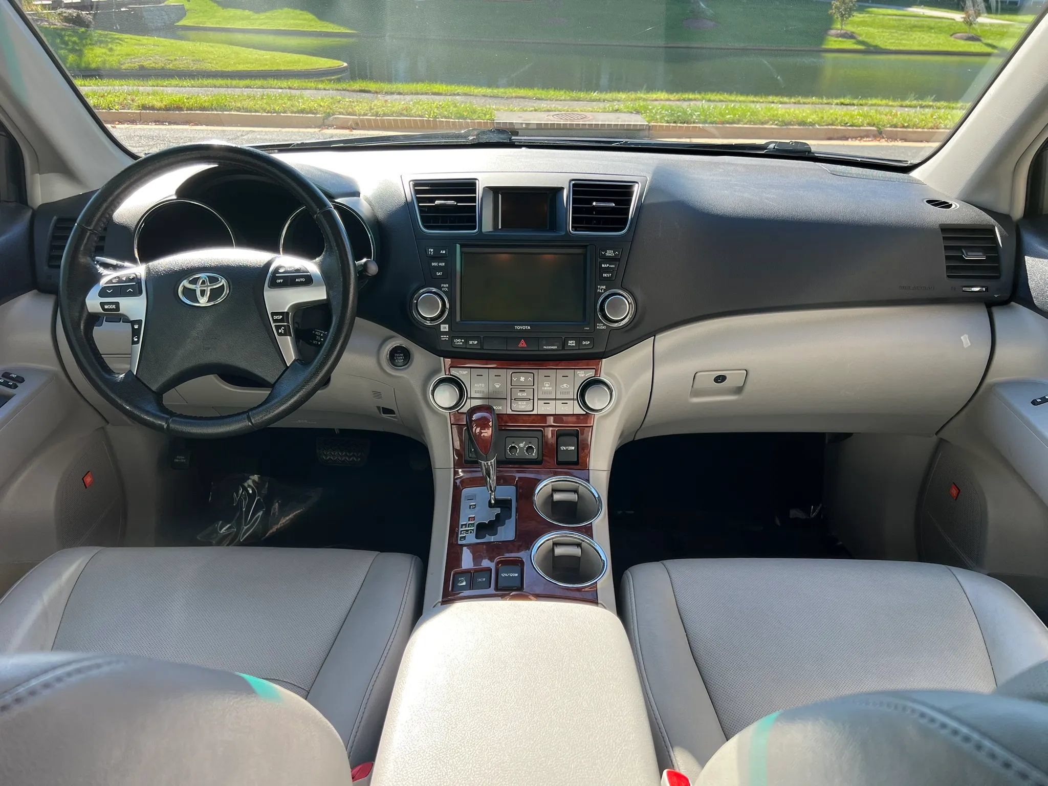 Used 2012 Toyota Highlander Limited w/ Tow Pkg AWD/4WD image 22