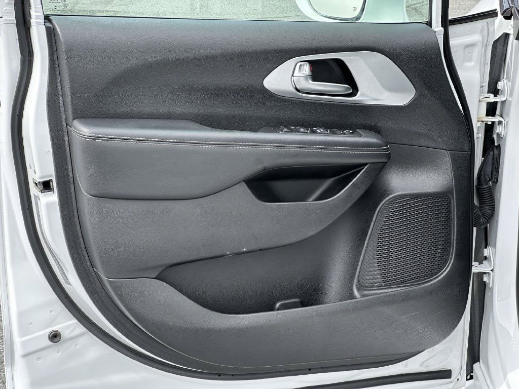 Used 2019 Chrysler Pacifica Touring-L w/ Advanced Safetytec Group FWD image 16