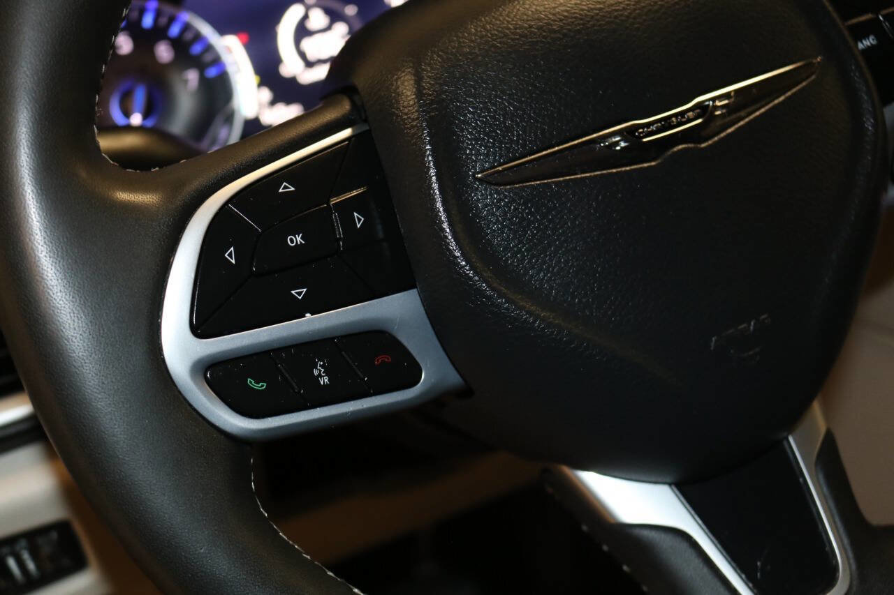 Used 2023 Chrysler Pacifica Touring-L image 39