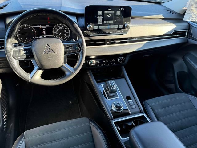 Used 2024 Mitsubishi Outlander SE image 2