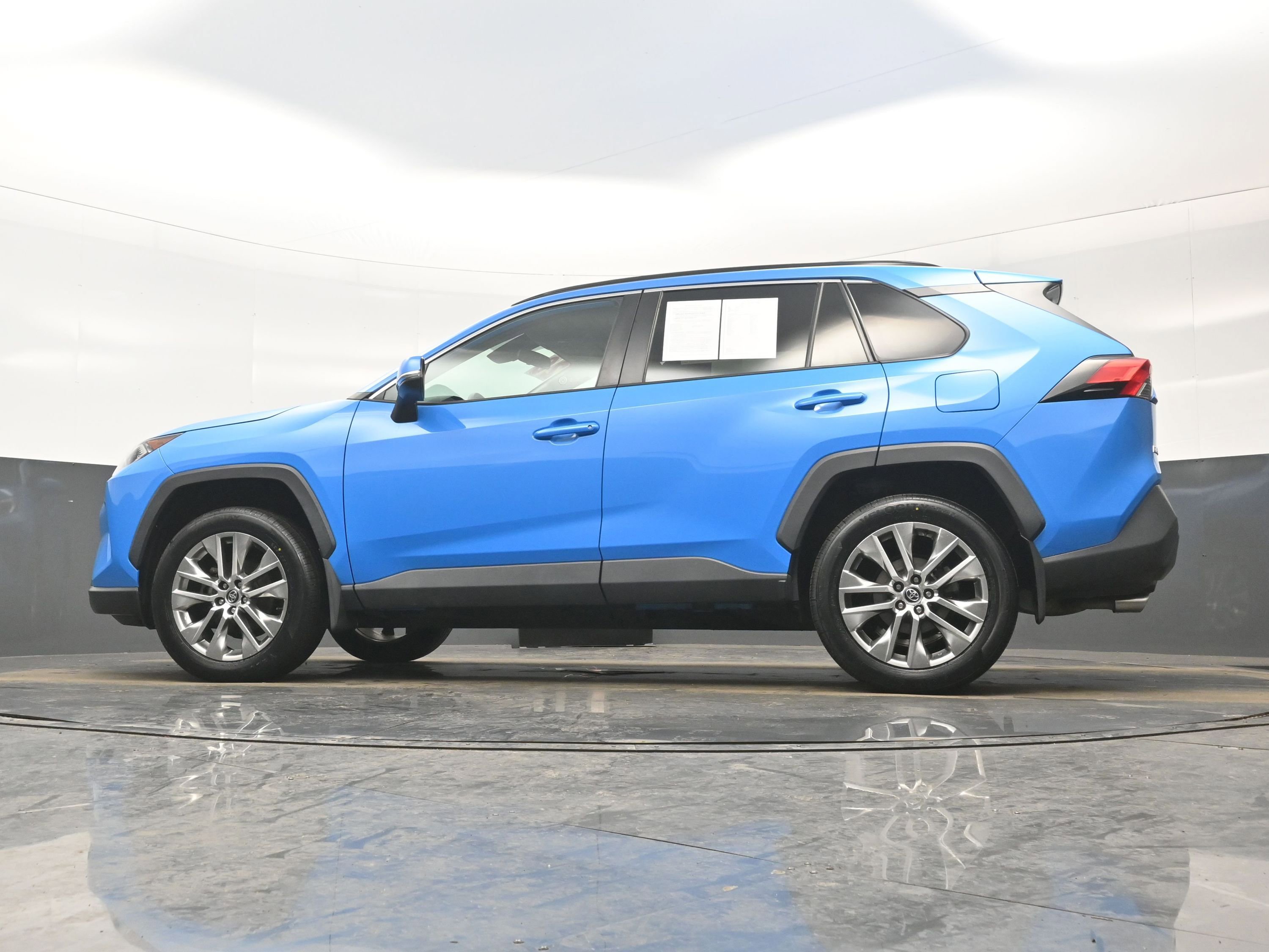 Used 2020 Toyota RAV4 XLE Premium image 30
