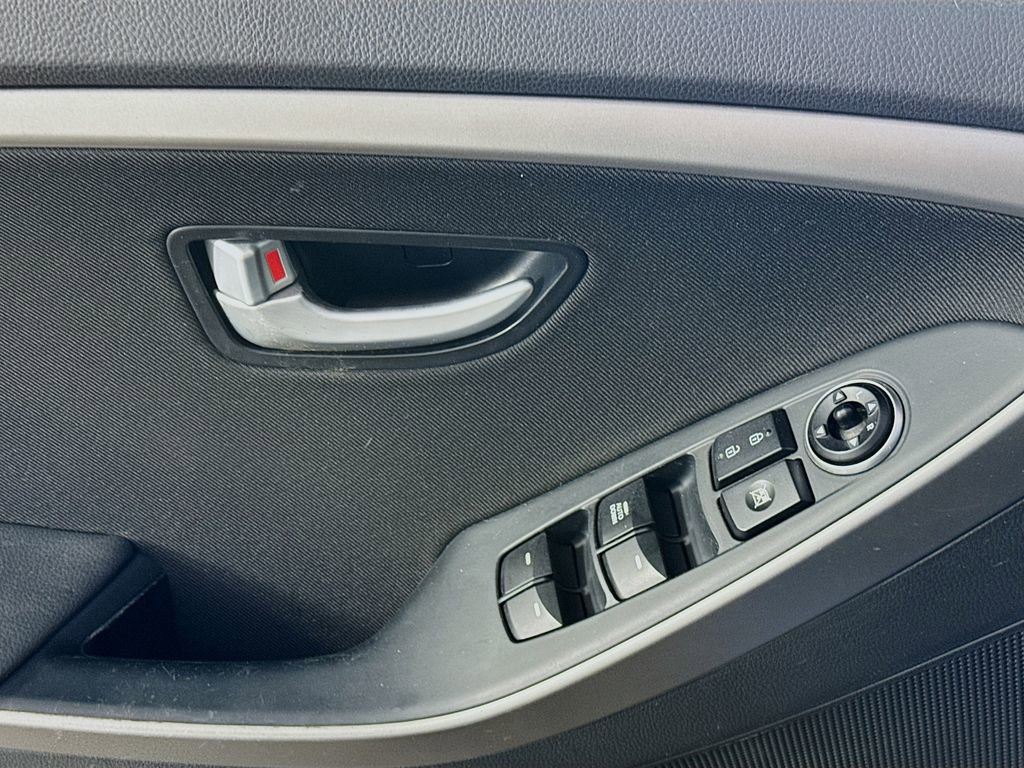 Used 2017 Hyundai Elantra GT image 19