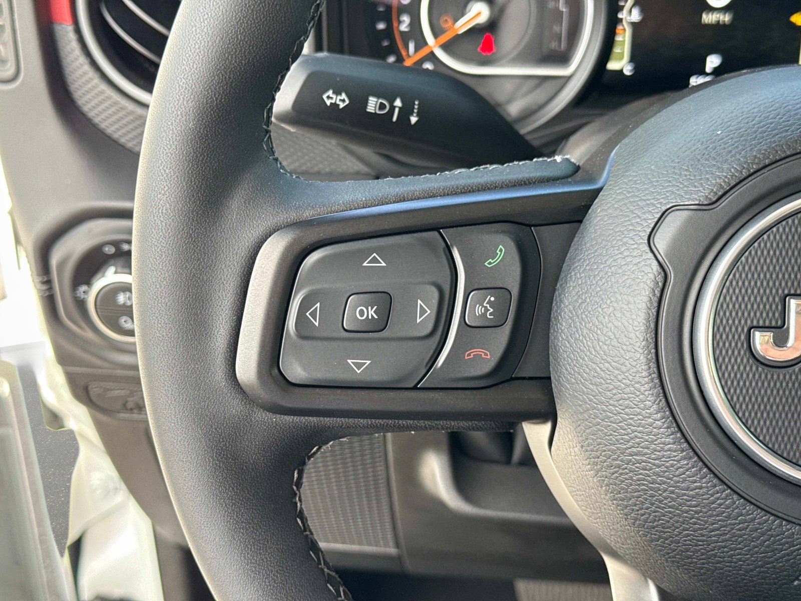 Used 2025 Jeep Gladiator Rubicon w/ Convenience Group AWD/4WD image 30