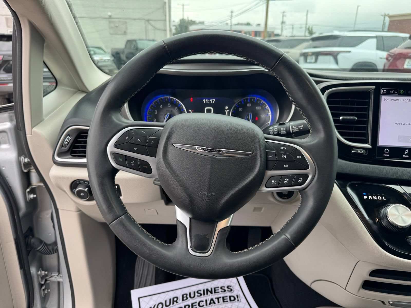 Used 2023 Chrysler Pacifica Touring-L FWD image 18
