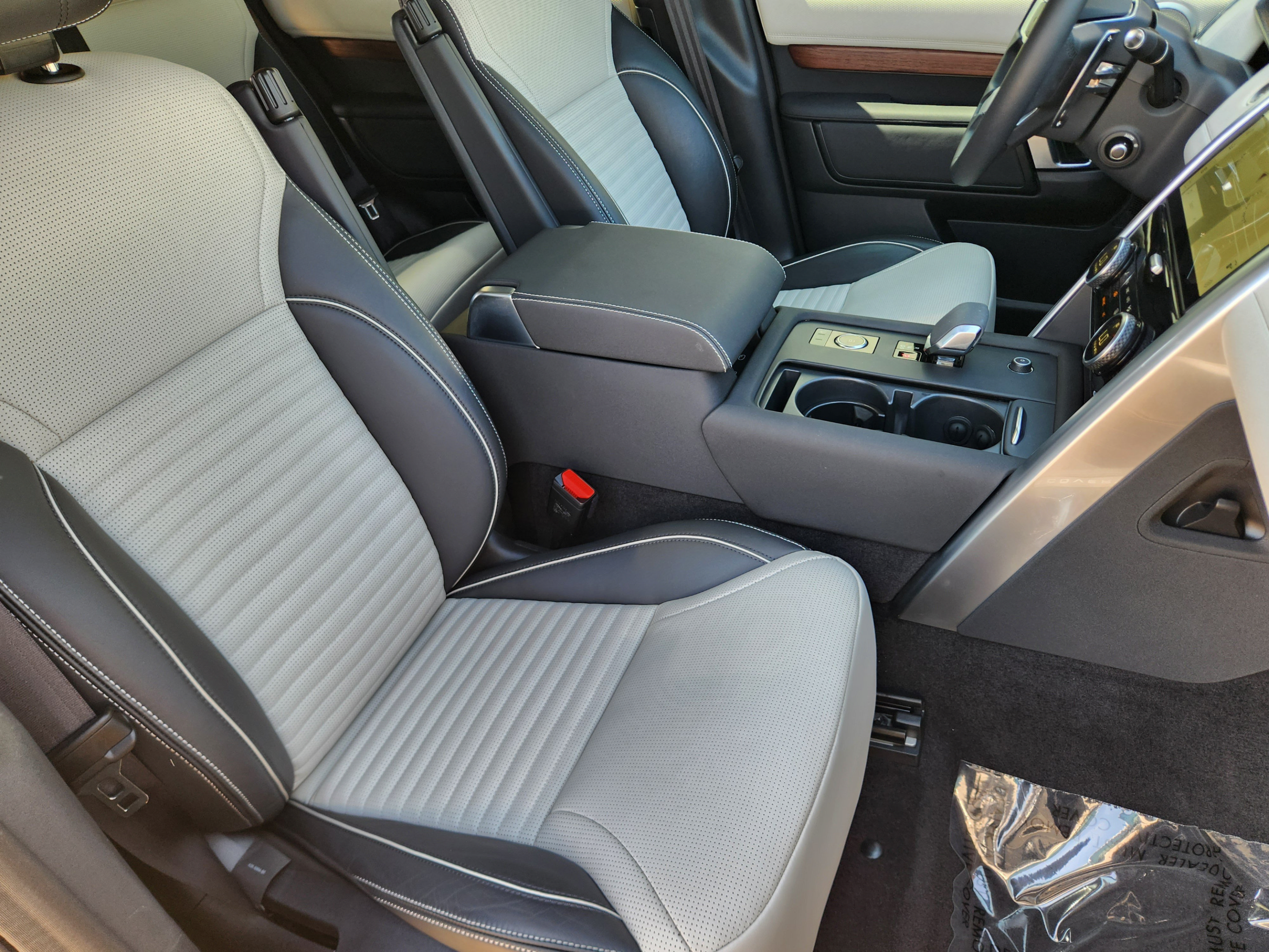 Certified 2024 Land Rover Discovery Dynamic SE AWD/4WD image 9