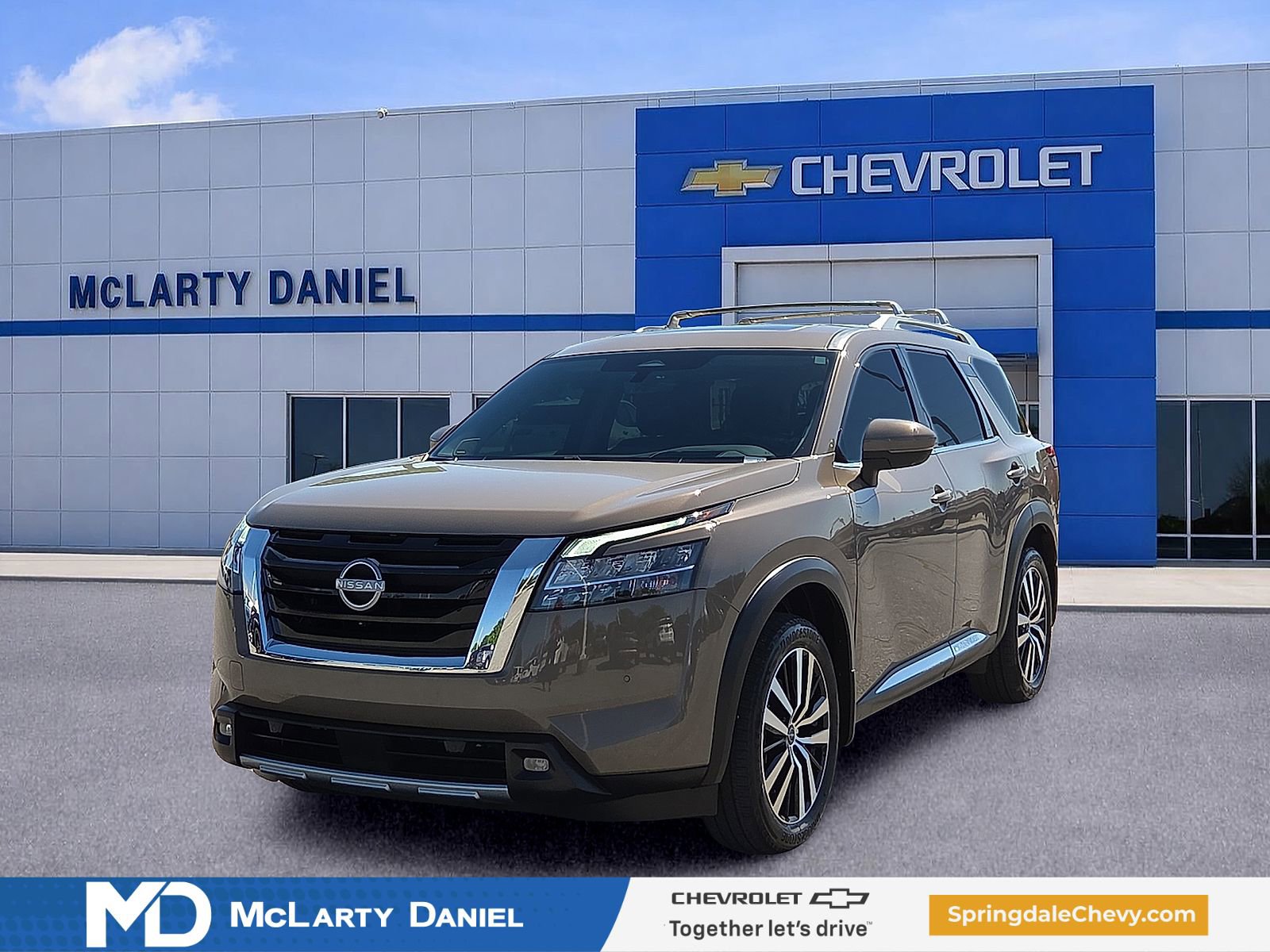Used 2024 Nissan Pathfinder Platinum w/ Cargo Package FWD image 2