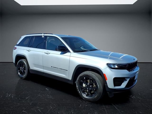 Used 2025 Jeep Grand Cherokee Altitude AWD/4WD image 1