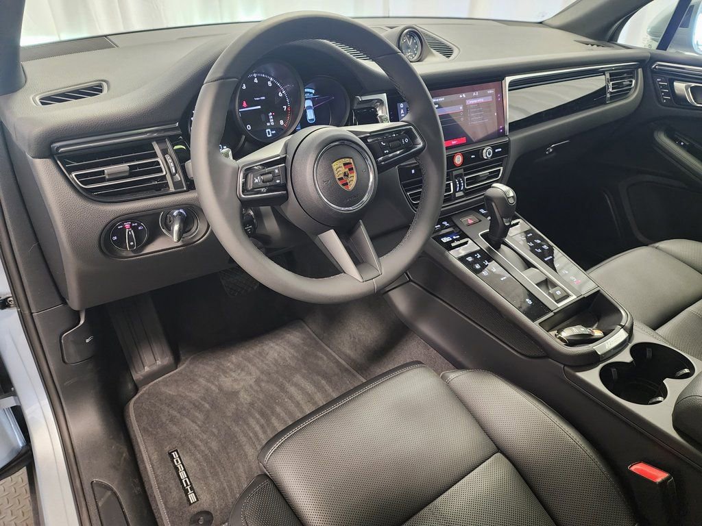 Certified 2025 Porsche Macan image 4