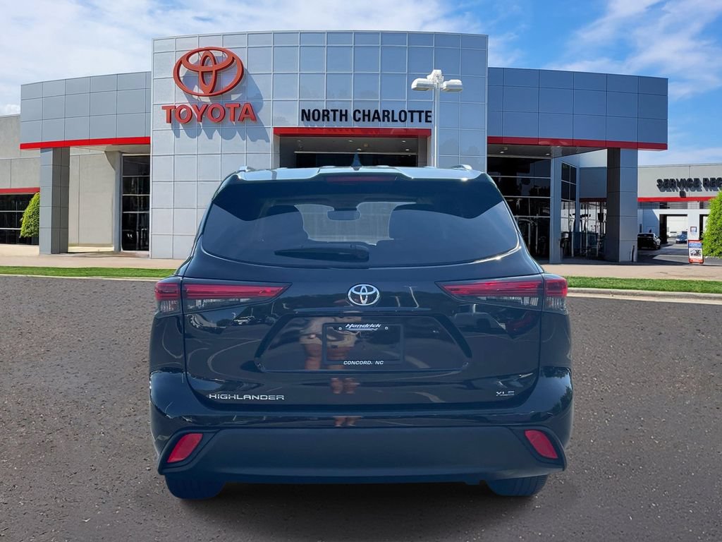 Used 2021 Toyota Highlander XLE FWD image 6