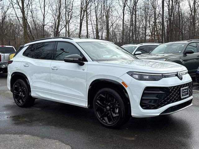 Certified 2025 Volkswagen Tiguan SE R-Line image 2