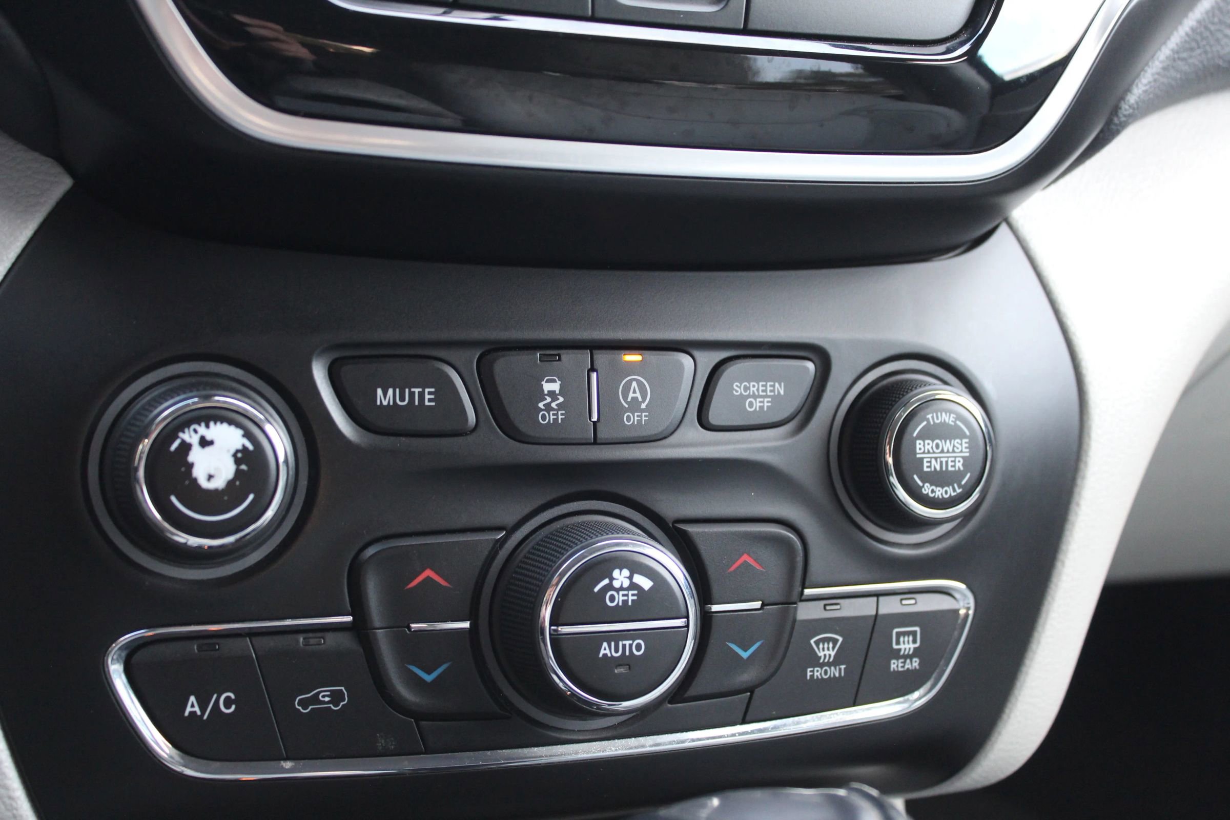 Used 2019 Jeep Cherokee Limited image 31