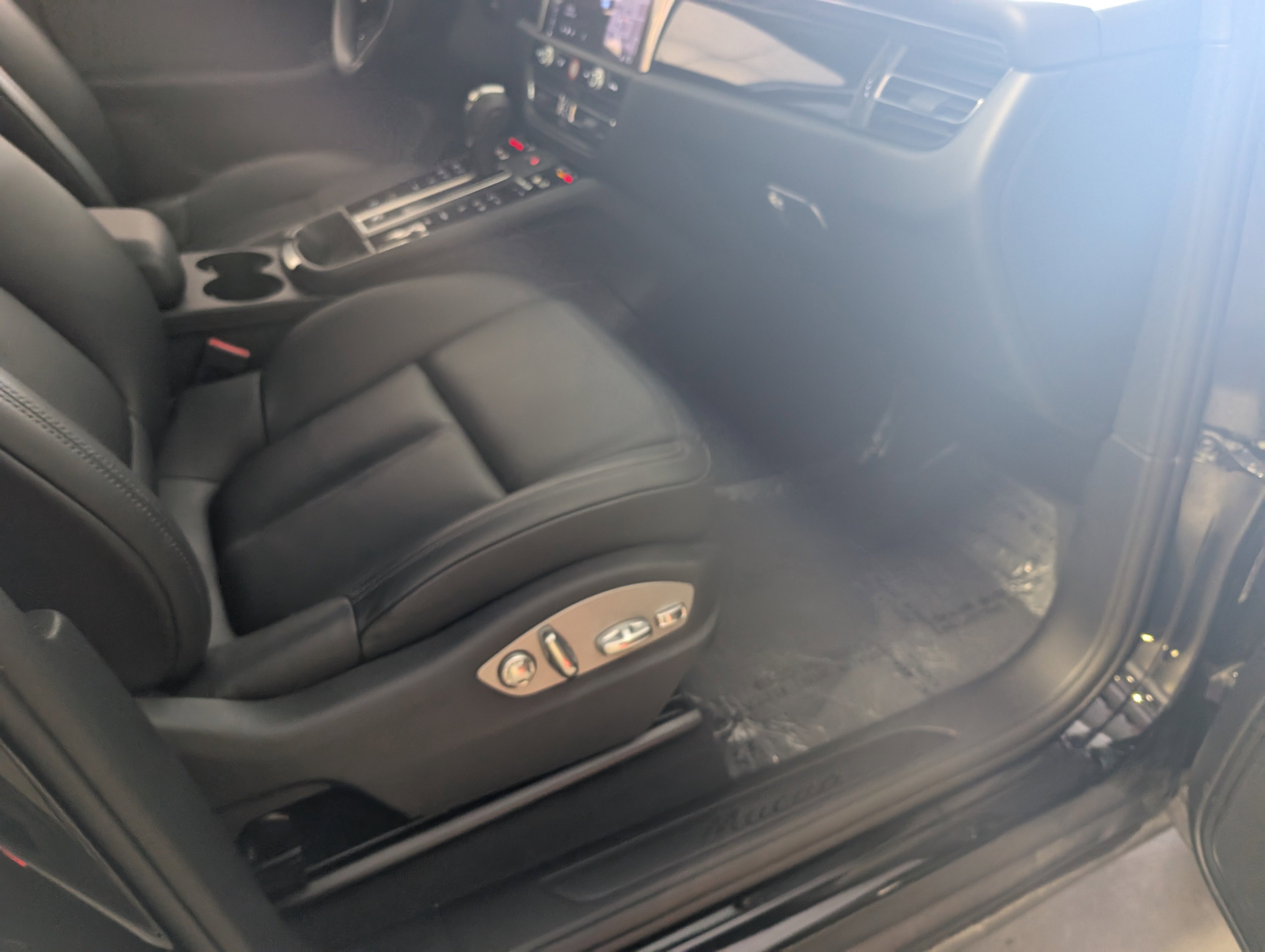 Used 2025 Porsche Macan image 19