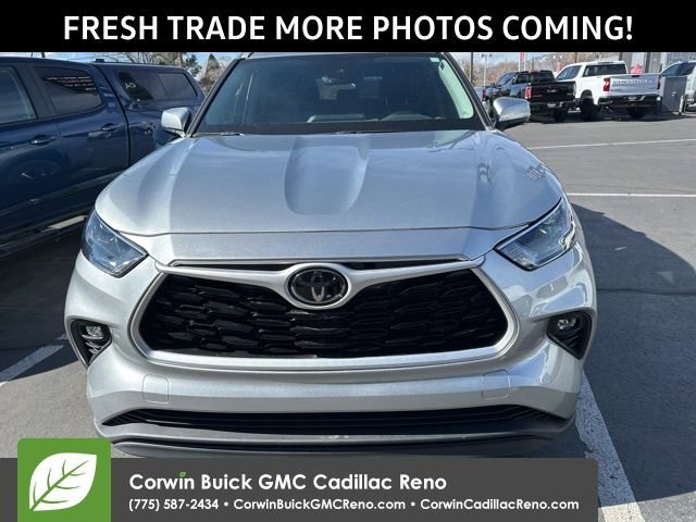 Used 2022 Toyota Highlander XLE image 2