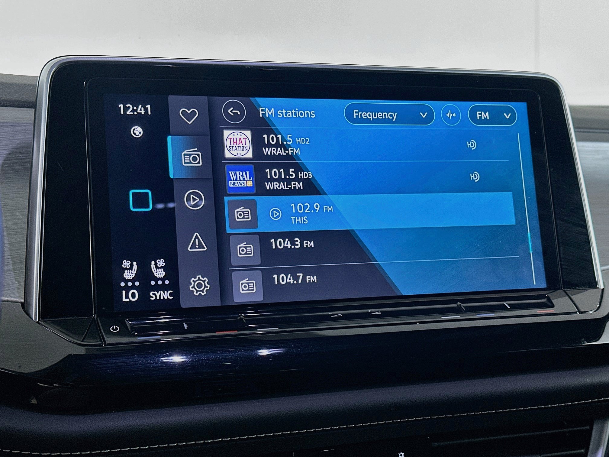 Used 2025 Volkswagen Atlas Cross Sport SE FWD image 21