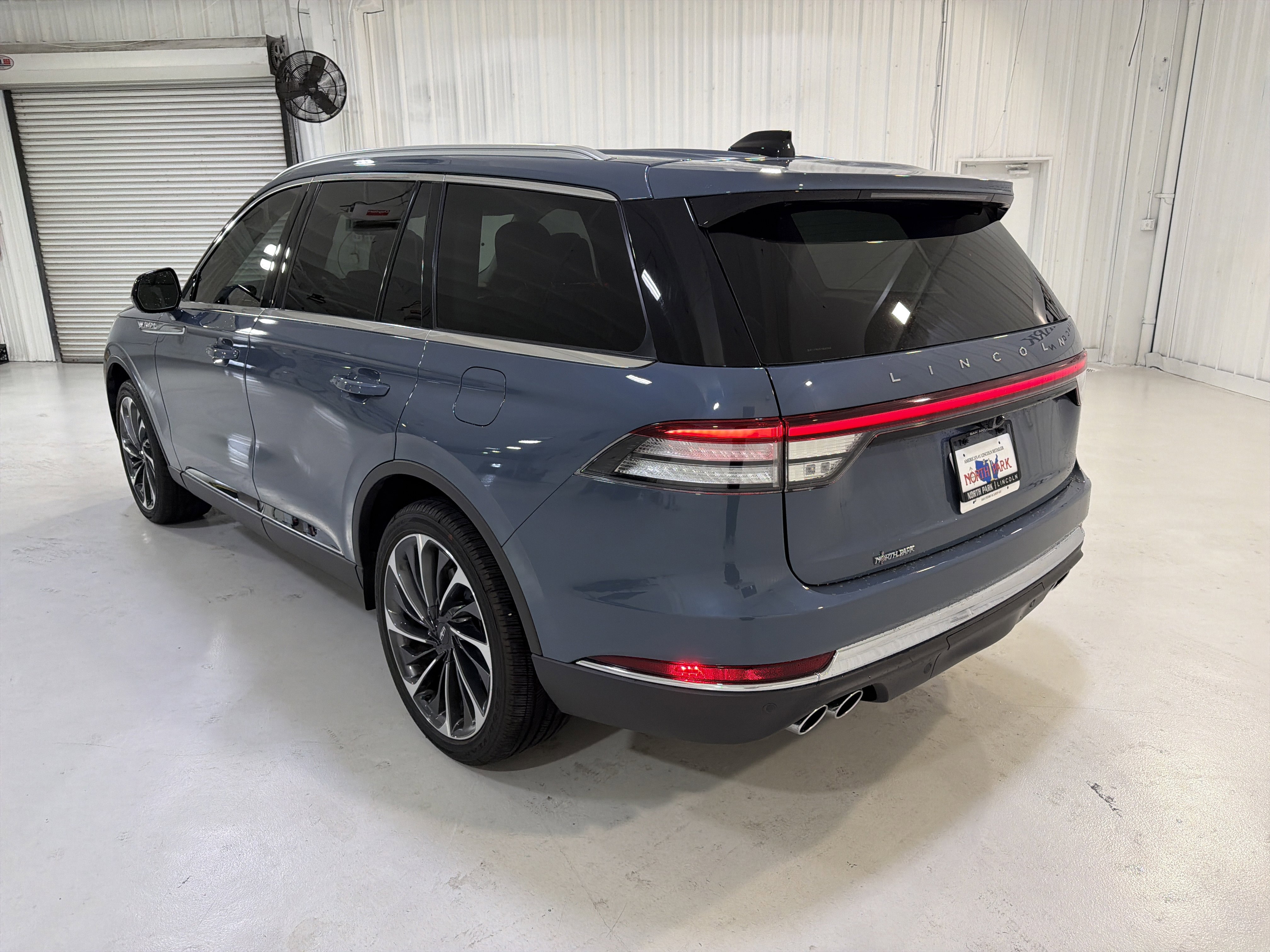 Used 2026 Lincoln Aviator Reserve AWD/4WD image 3