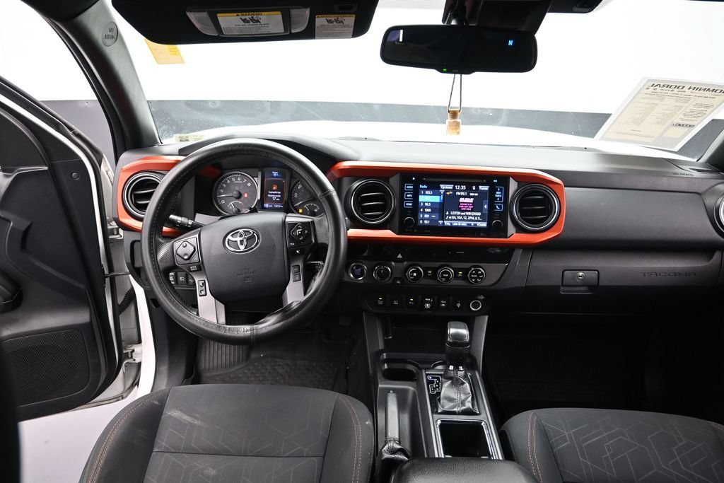 Used 2018 Toyota Tacoma TRD Off-Road w/ Technology Package AWD/4WD image 18