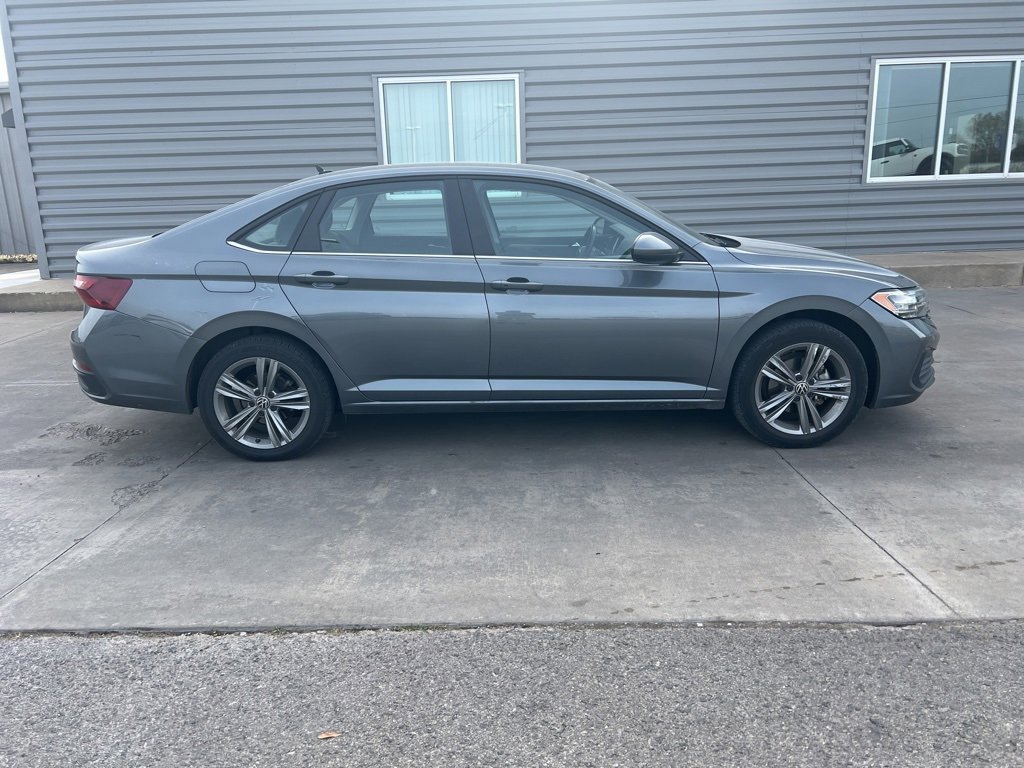 Used 2024 Volkswagen Jetta SE image 4