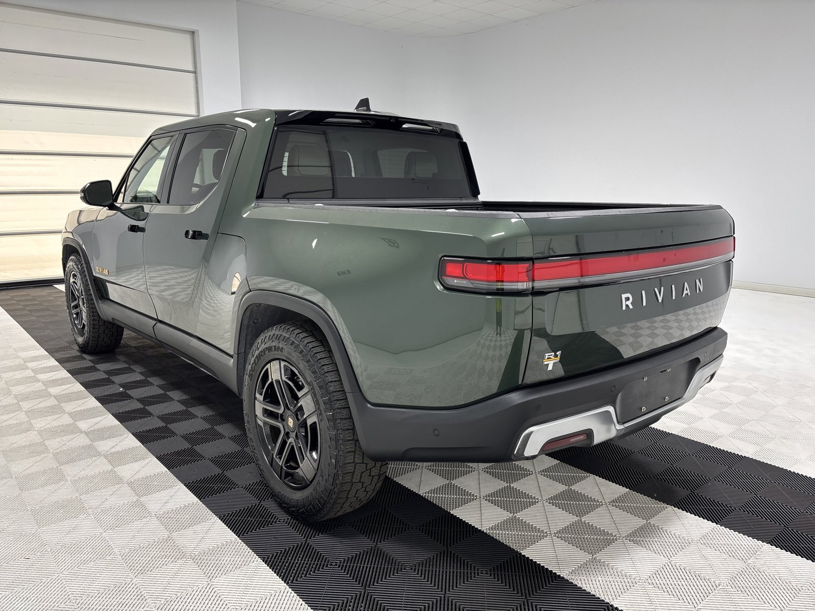Used 2023 Rivian R1T Adventure image 3