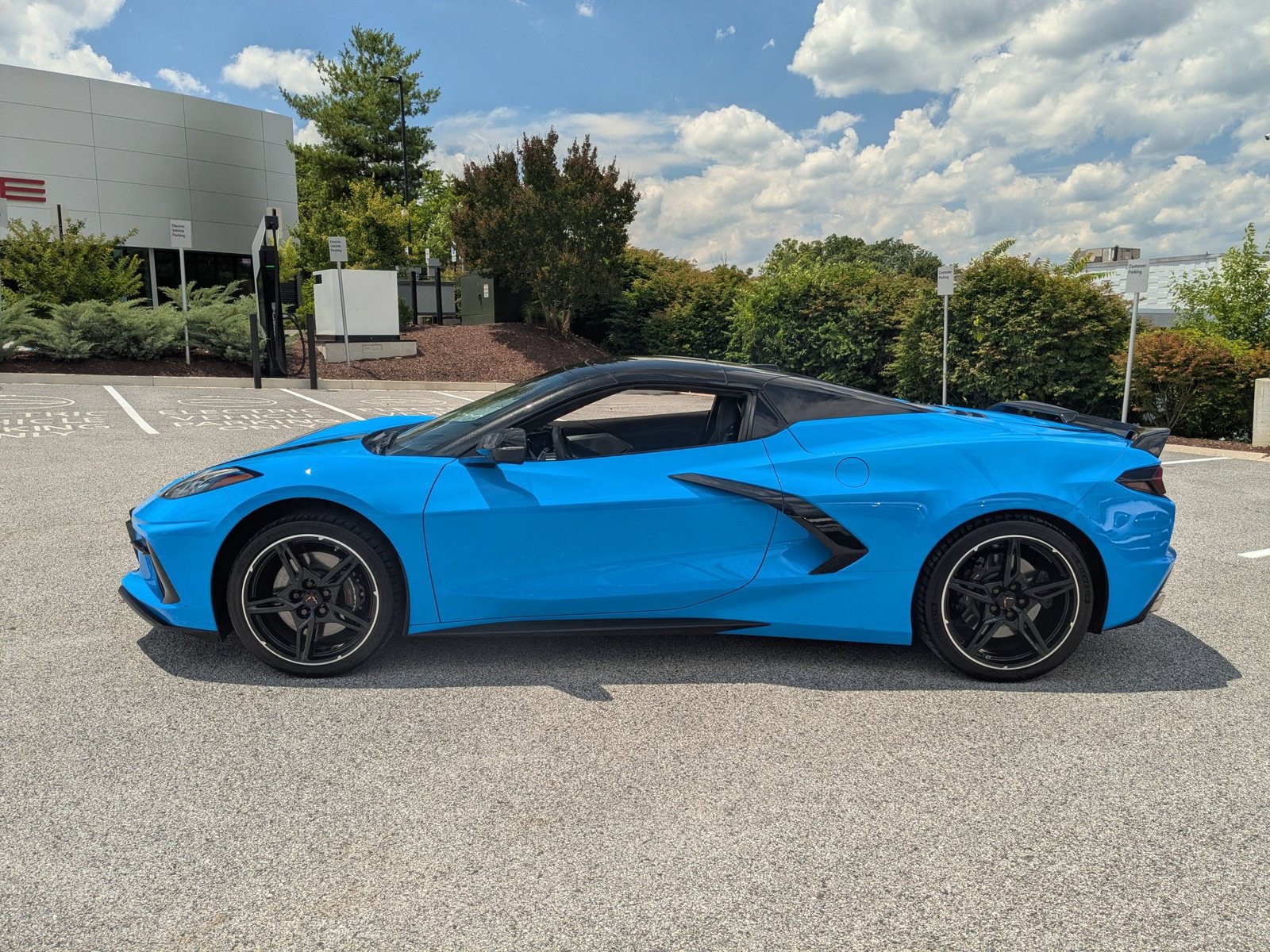 Used 2023 Chevrolet Corvette Stingray Premium Conv w/ Z51 Performance Package RWD image 2