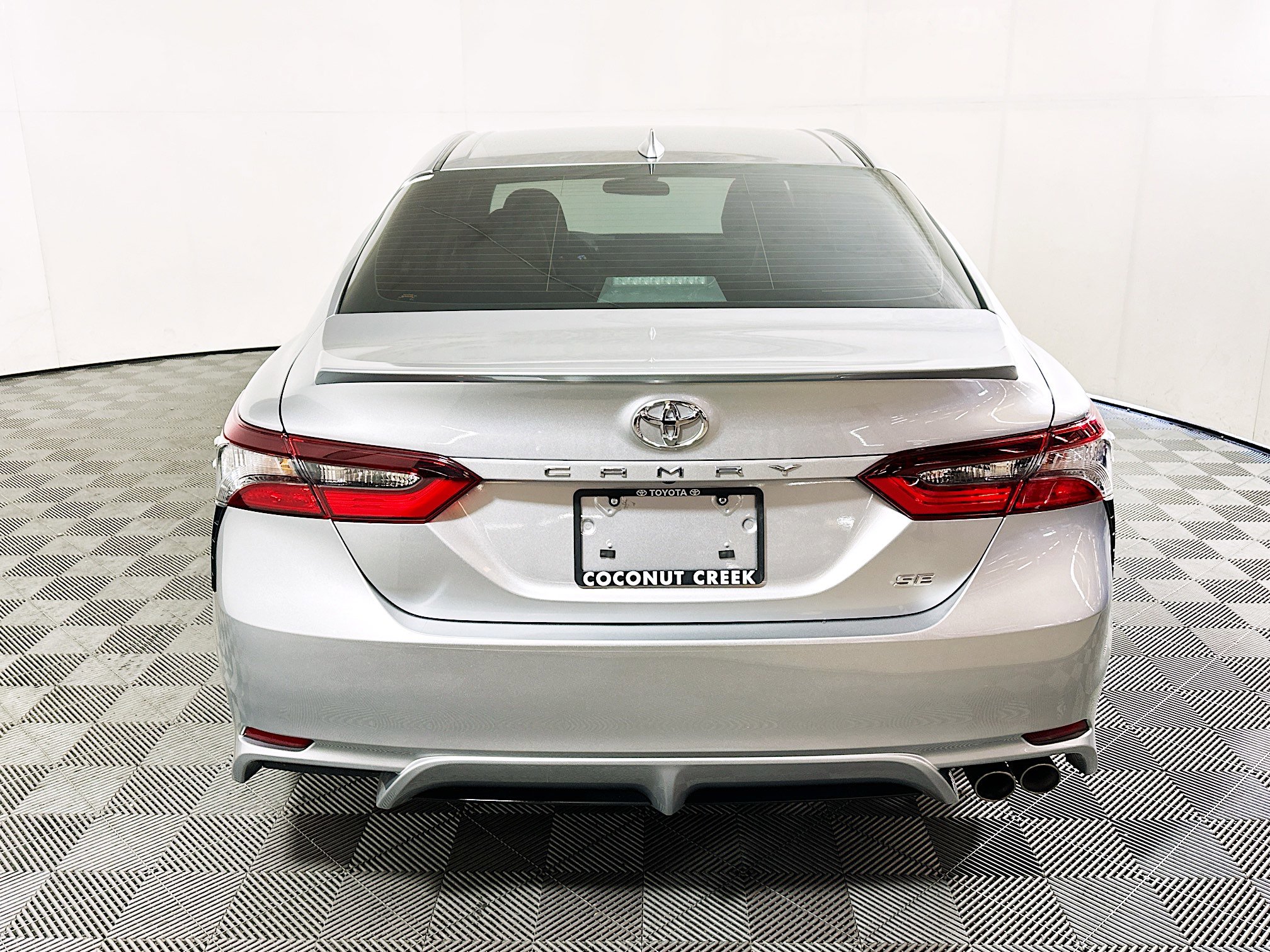 Used 2024 Toyota Camry SE FWD image 4