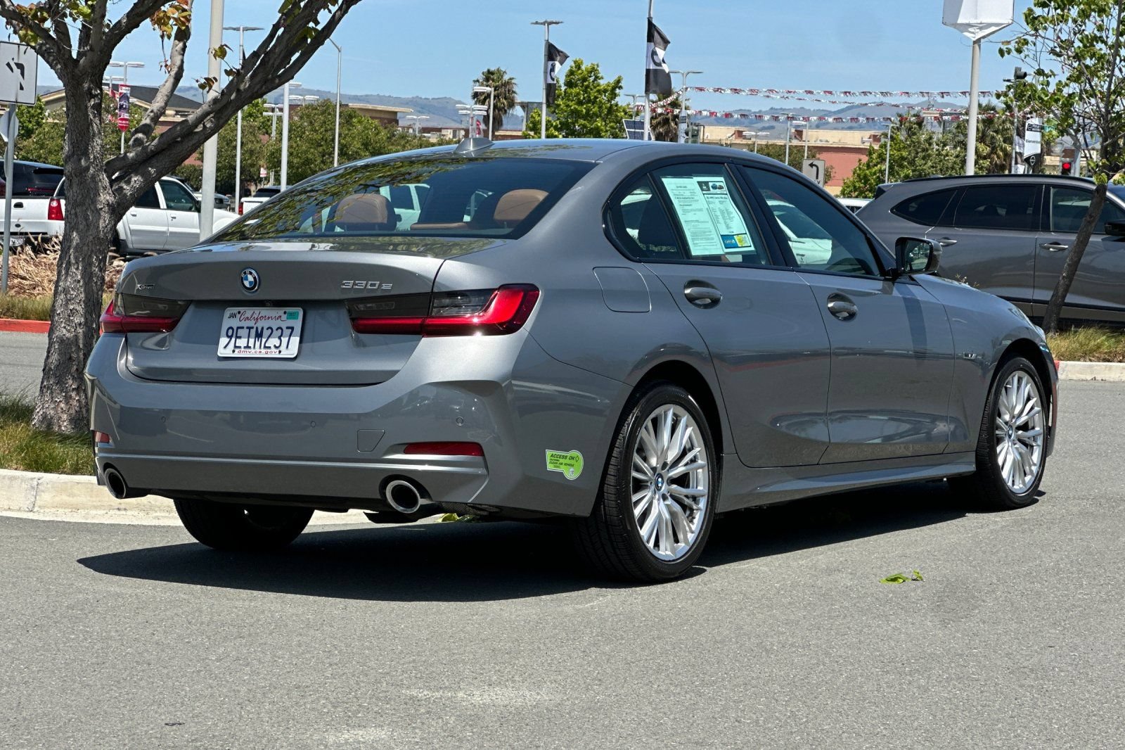 Used 2023 BMW 330e xDrive w/ Driving Assistance Package AWD/4WD image 4