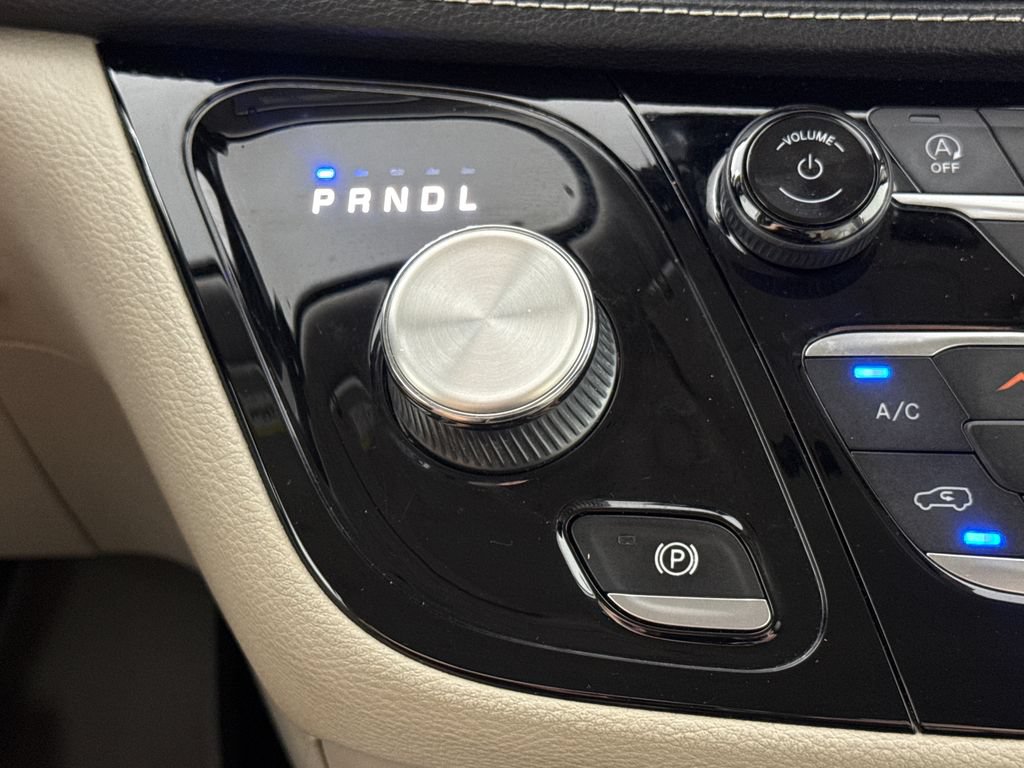 Used 2021 Chrysler Pacifica Touring-L FWD image 19