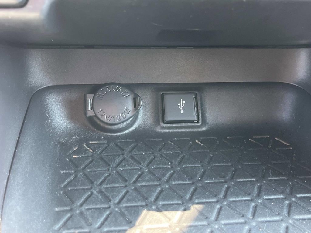 Used 2021 Toyota RAV4 LE image 27