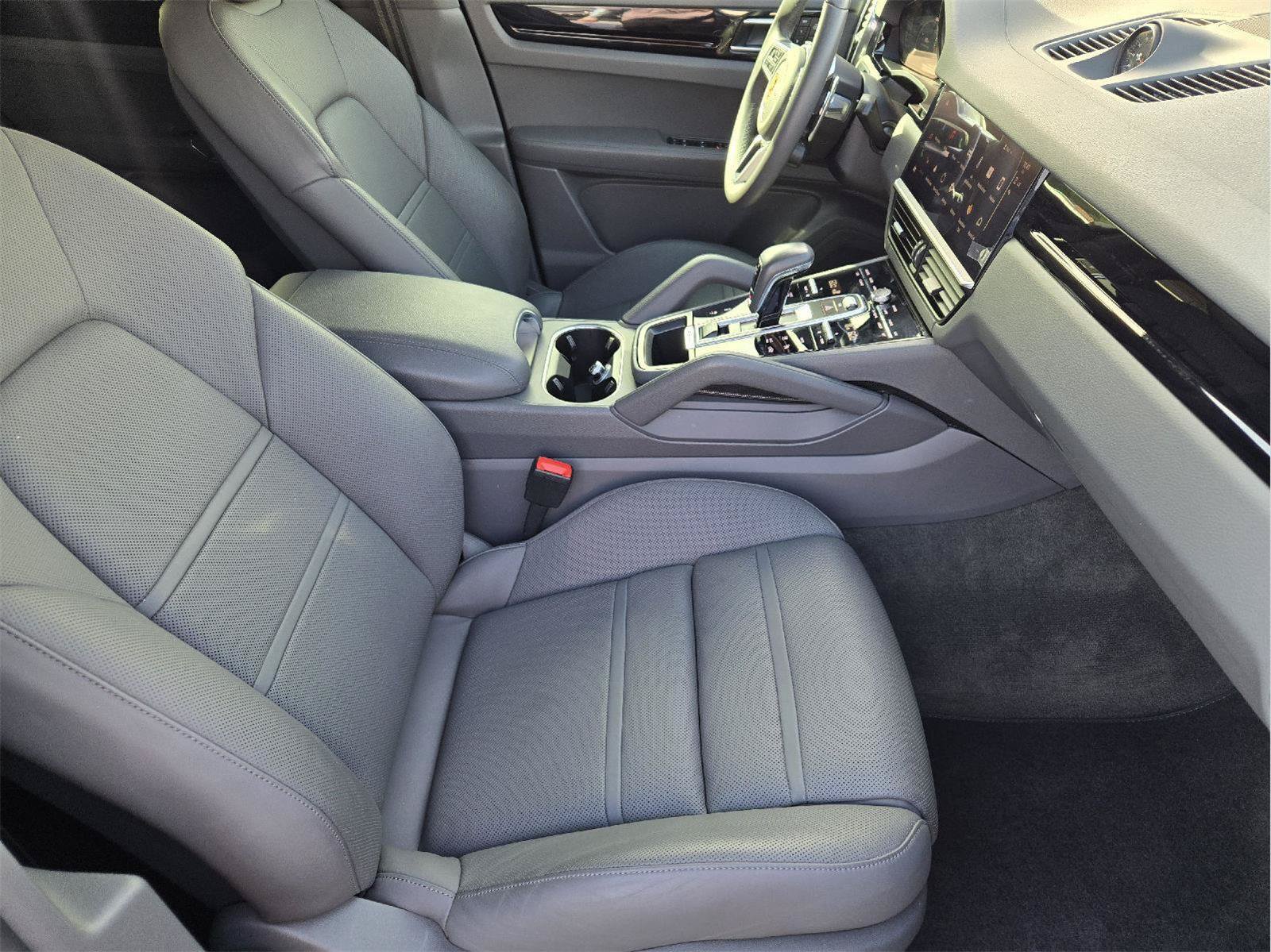 Used 2022 Porsche Cayenne Platinum Edition AWD/4WD image 13