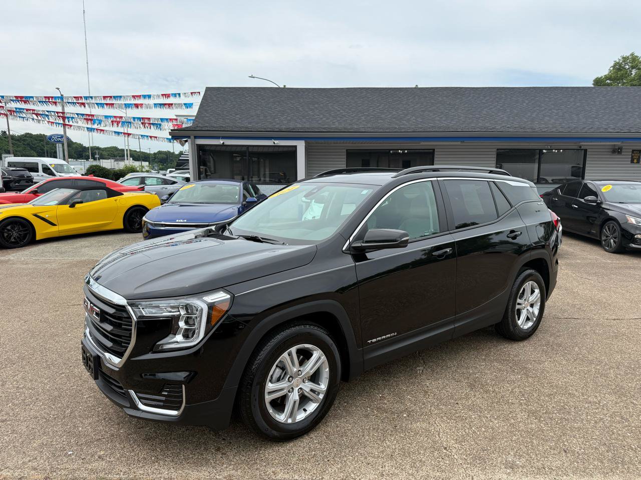 Used 2024 GMC Terrain SLE w/ Driver Convenience Package FWD image 3
