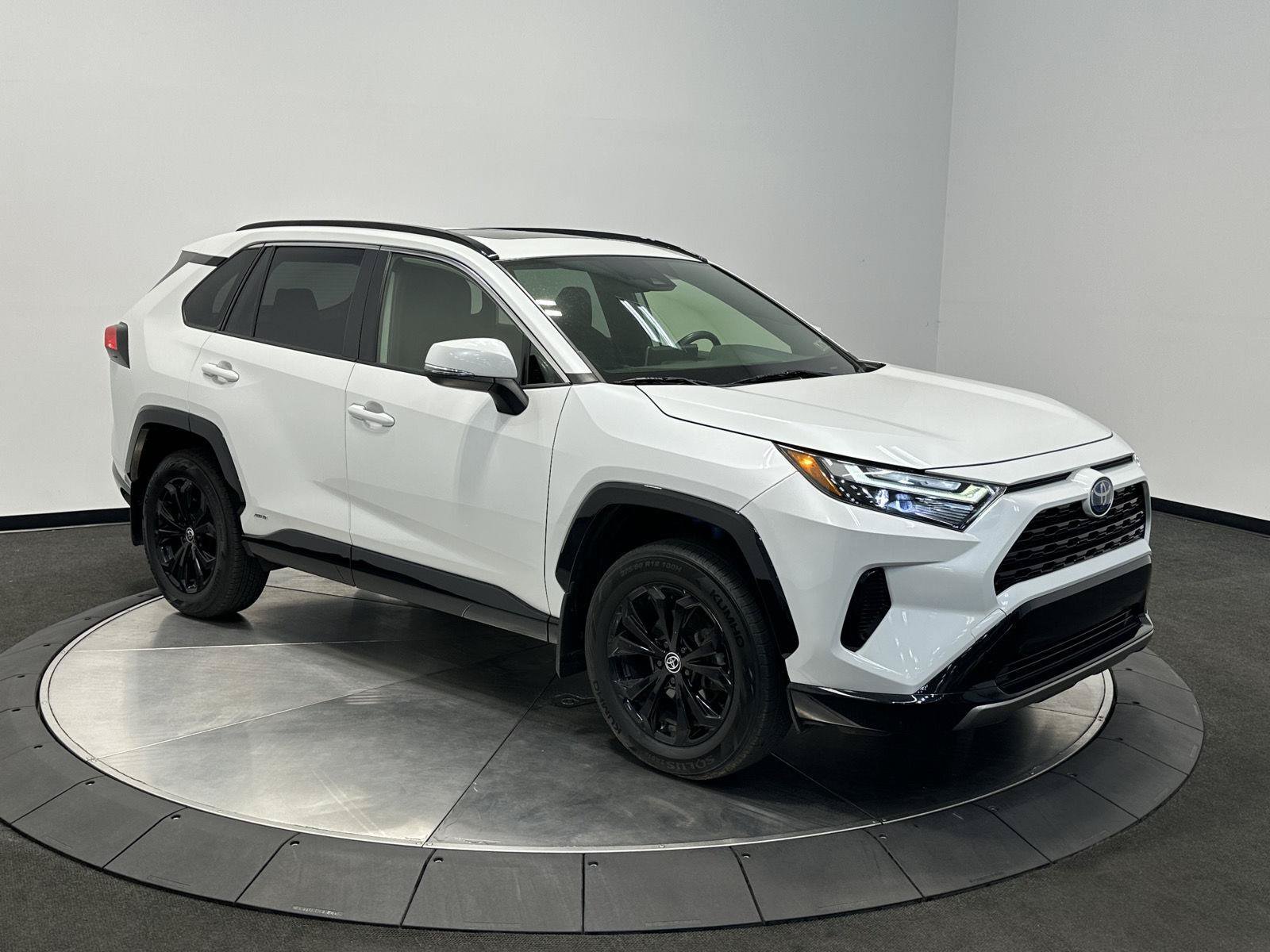Used 2023 Toyota RAV4 SE w/ Convenience Package AWD/4WD image 2