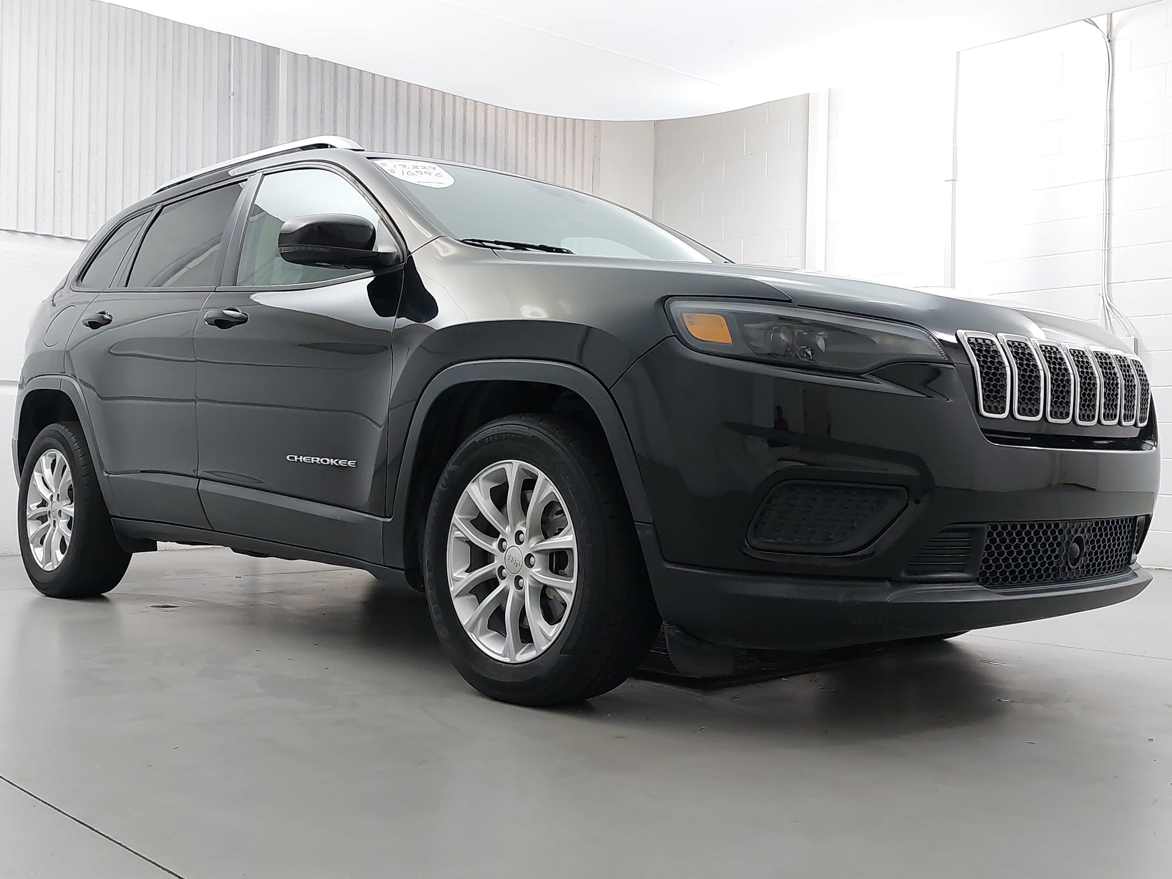 Used 2021 Jeep Cherokee Latitude FWD image 9