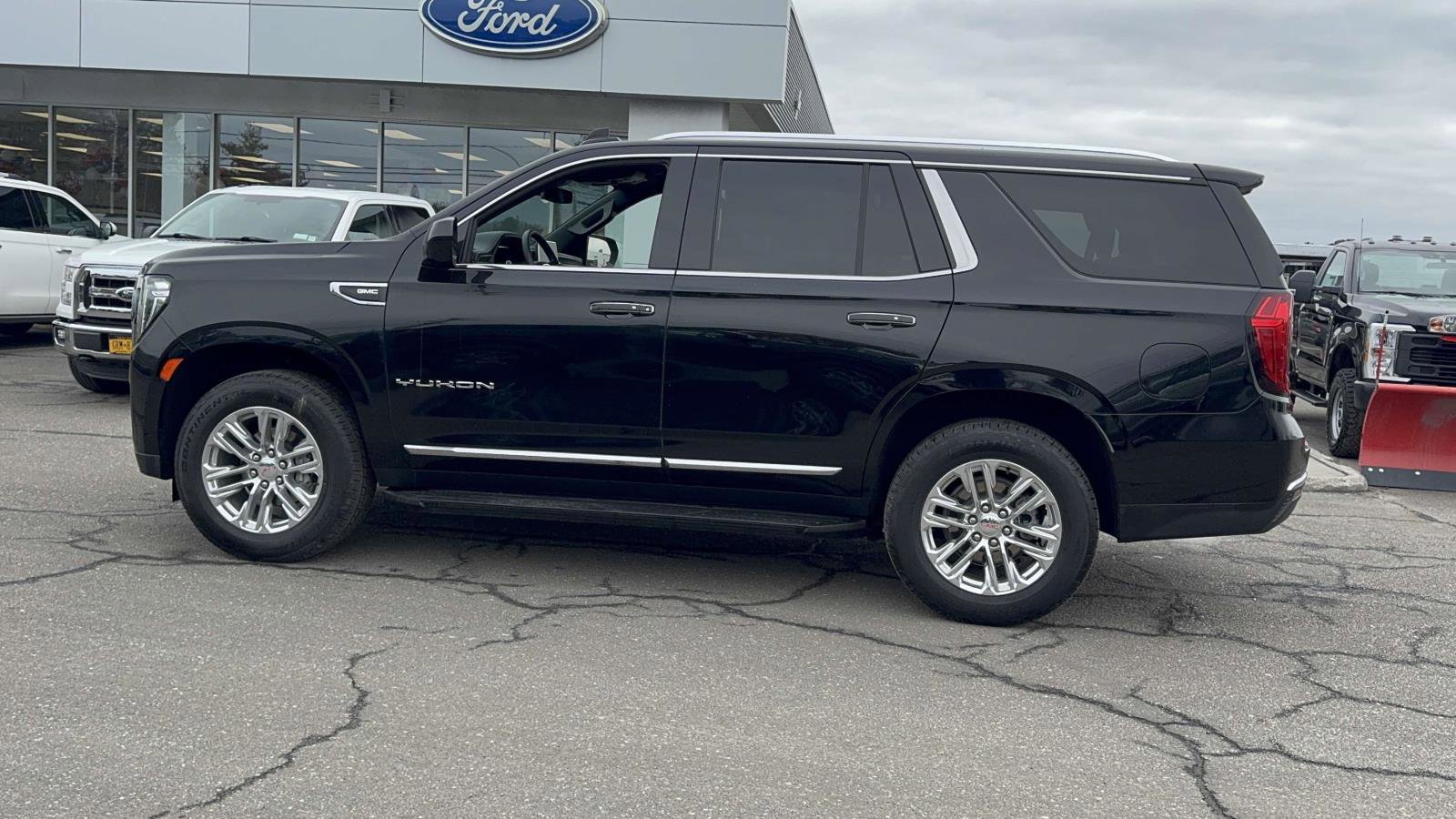 Used 2024 GMC Yukon SLT image 3