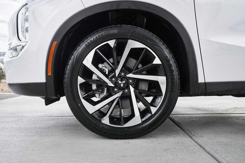 Used 2023 Mitsubishi Outlander SE image 3