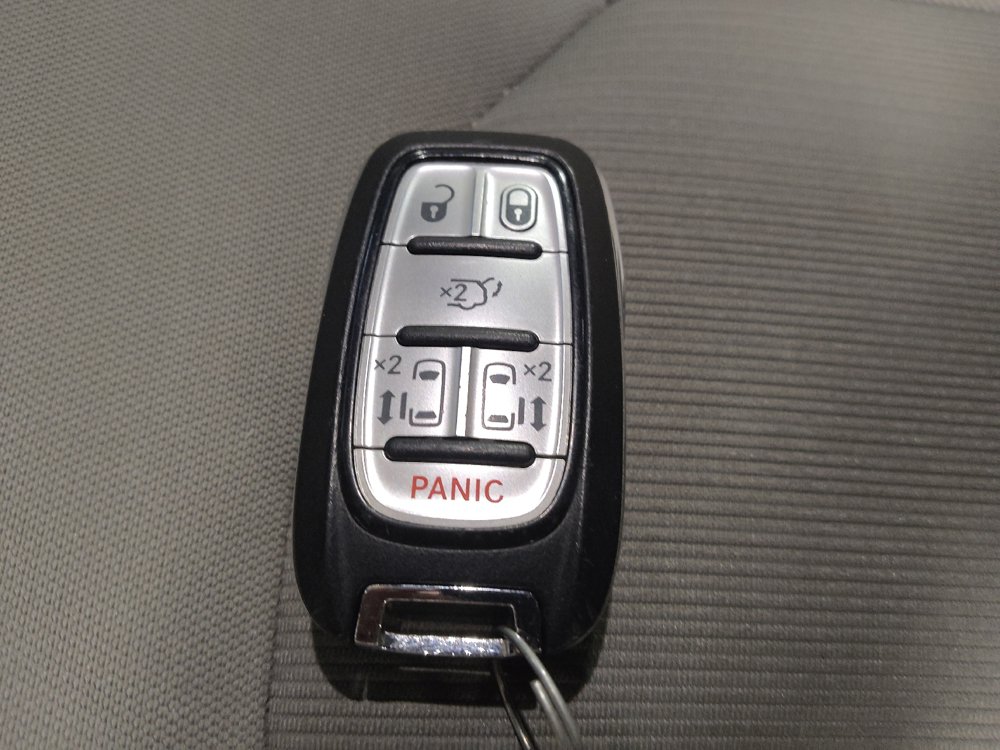 Used 2017 Chrysler Pacifica Touring FWD image 32