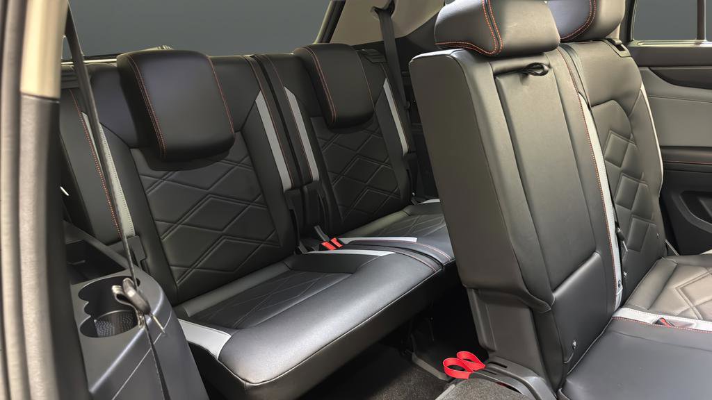 Used 2025 Volkswagen Atlas Peak Edition SE image 26