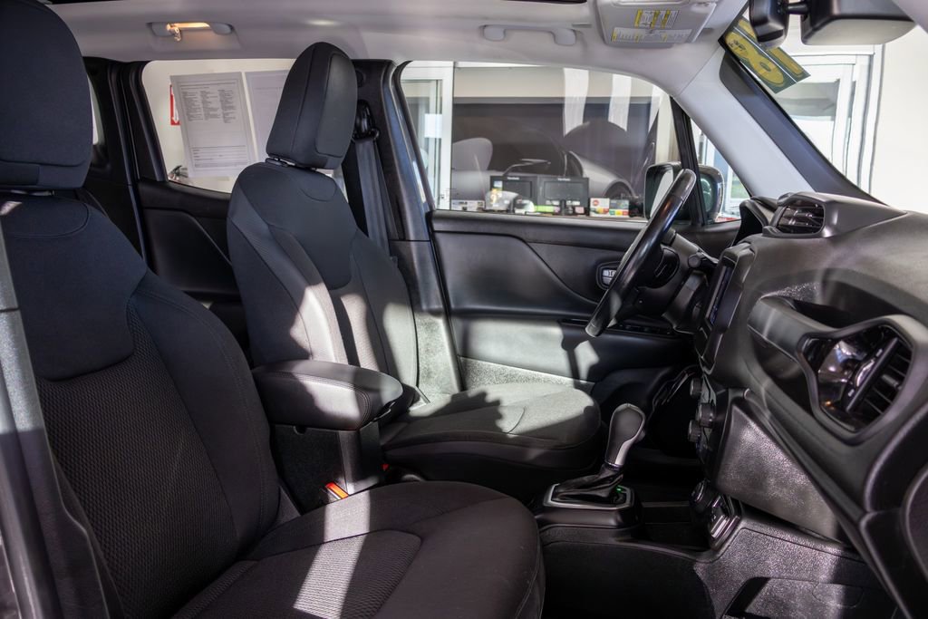 Used 2018 Jeep Renegade Altitude w/ Advanced Technology Group AWD/4WD image 12