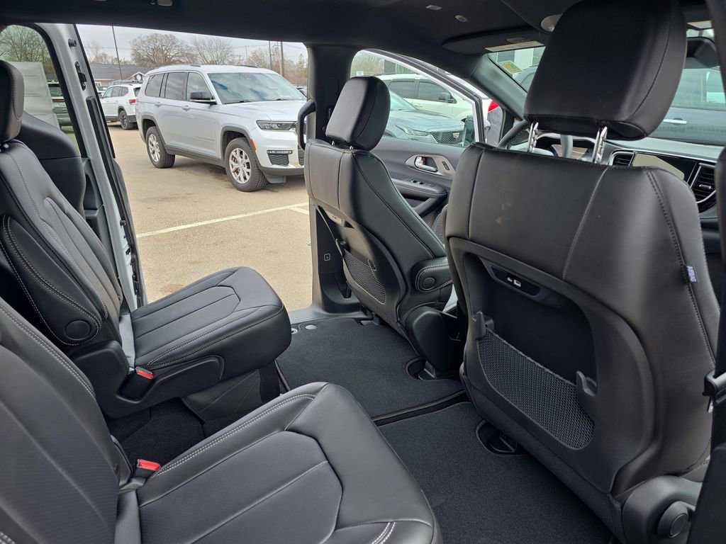 New 2026 Chrysler Pacifica Select image 11