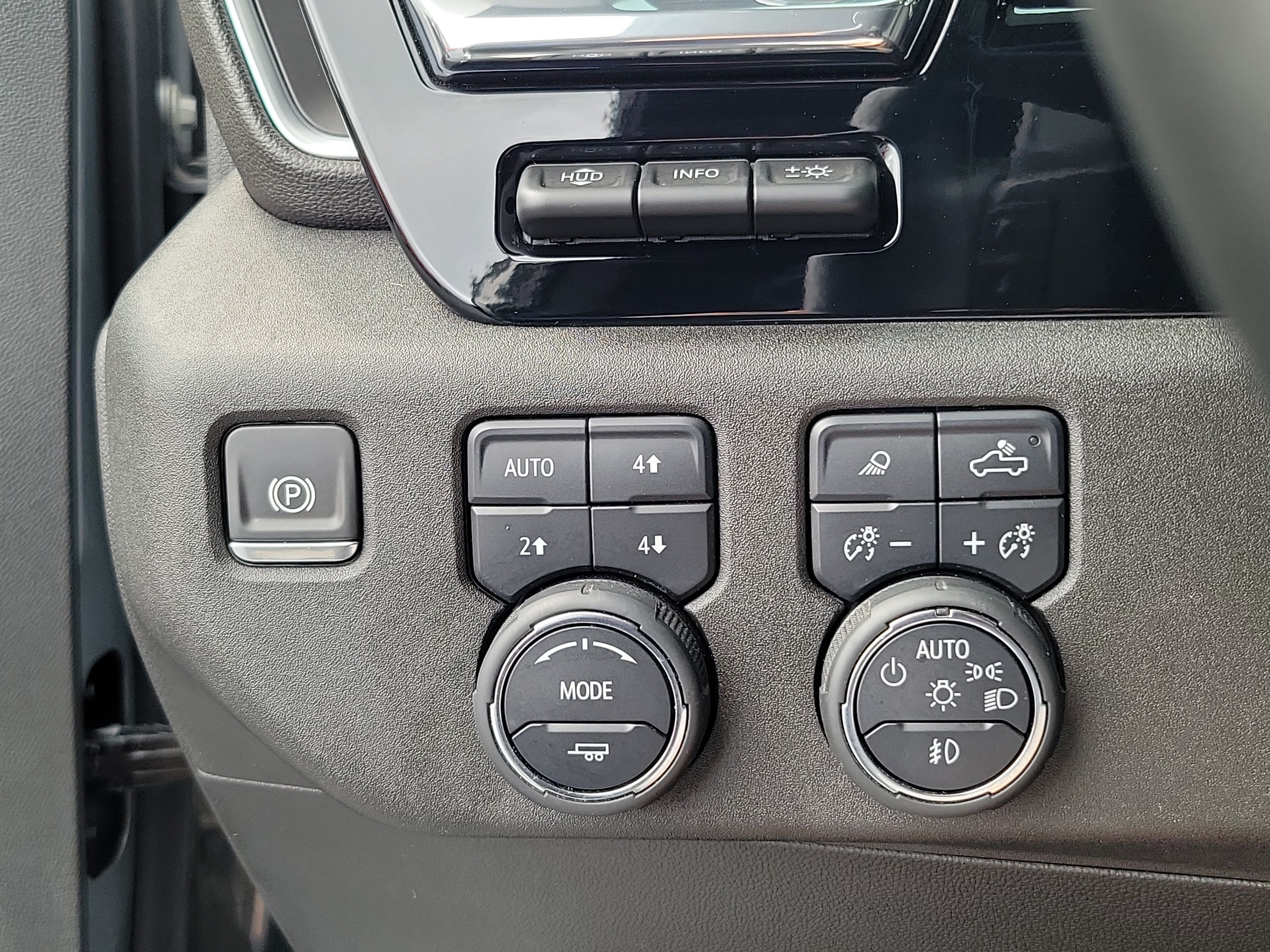 Used 2024 Chevrolet Silverado 1500 High Country w/ Technology Package AWD/4WD image 18